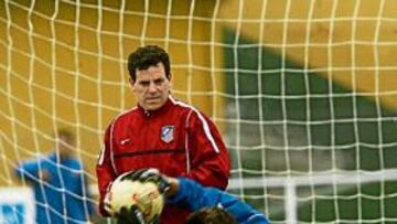 <b>TRABAJADOR. </b>Ángel Mejías, observando las evoluciones de uno de los porteros de la cantera del Atlético de Madrid.
