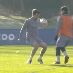 La calidad técnica de James para robar un balón en práctica