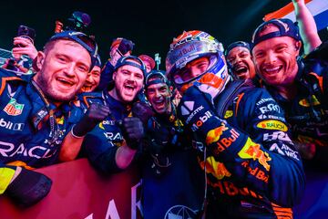 Max Verstappen de Red Bull celebra con su equipo después de ganar el campeonato.
