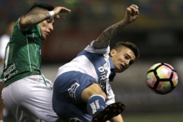 Futbol, Audax vs Universidad Catolica.
Decima fecha, cmapeonato de Clausura 2016/17.
El jugador de Universidad Catolica Ricardo Noir, centro, disputa el balon con Bryan Carrasco de Audax durante el partido de primera division en el estadio Bicentenario La Florida de Santiago, Chile.
16/04/2017
Andres Pina/Photosport
************

Football, Audax vs Universidad Catolica.
10th date, Clousure Championship 2016/17
Universidad Catolica's player Ricardo Noir, center, battles for the ball against Bryan Carrasco of Audax during the first division football match held at the Bicentenario La Florida stadium in Santiago, Chile.
16/04/2017
Andres Pina/Photosport