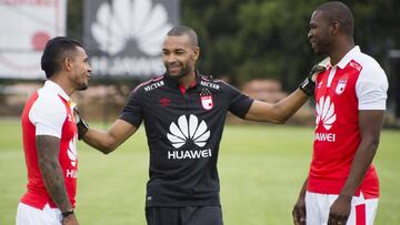 Wilson Morelo, Róbinson Zapata y Javier López luciendo la nueva indumentaria de Independiente Santa Fe para 2018