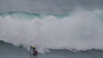 La Vaca Gigante es un campeonato de surf en espectaculares olas grandes que se celebra en la ola que rompe en los acantilados de La Cantera-Cueto, en Santander.