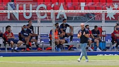 LA NUC&Iacute;A (ALICANTE), 28/06/2020.- El entrenador del Levante, Paco L&oacute;pez, durante el partido correspondiente a la jornada 32 de la Ligar disputado frente al Betis en La Nuc&iacute;a (Alicante). EFE / Manuel Lorenzo