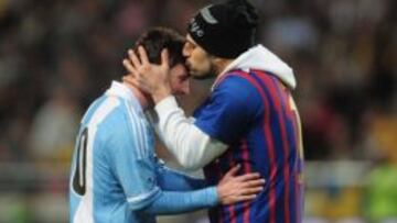 Un aficionado salt&oacute; al campo para besar a Messi.