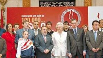 <b>FOTO DE FAMILIA. </b>Autoridades y responsables de la candidatura posaron junto a SAR Pilar de Borbón, Alberto Ruiz-Gallardón, Alfredo Relaño y Jaime Lissavetzky.