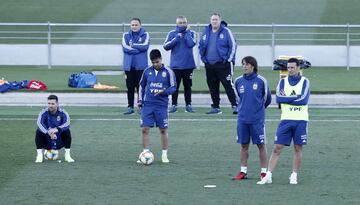 Leo Messi, Gonzálo Martínez y Lionel Scaloni.

