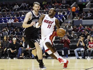 MEX53. CIUDAD DE MÉXICO (MÉXICO), 09/12/2017.- El jugador de los Nets de Brooklyn Tyler Zeller (i) disputa el balón con Dion Waiters (d) de los Heat de Miami hoy, sábado 9 de diciembre de 2017, durante un partido de baloncesto de la NBA, entre los Nets de Brooklin y los Heats de Miami, disputado en la Arena Ciudad de México, (México). EFE/Jorge Nuñez