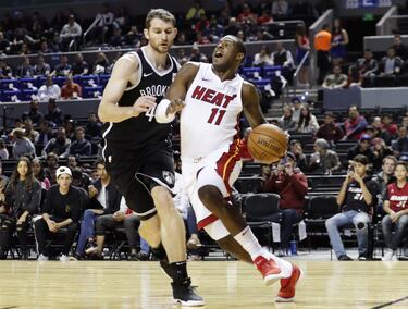 MEX53. CIUDAD DE MÉXICO (MÉXICO), 09/12/2017.- El jugador de los Nets de Brooklyn Tyler Zeller (i) disputa el balón con Dion Waiters (d) de los Heat de Miami hoy, sábado 9 de diciembre de 2017, durante un partido de baloncesto de la NBA, entre los Nets de