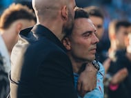 Claudio Giráldez consuela a Iago Aspas tras quedar eliminados de la Europa League