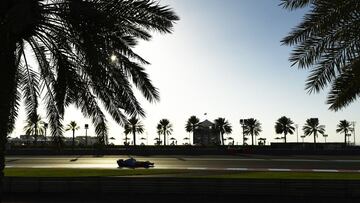 Fernando Alonso, con el Renault R25 en Abu Dhabi. F1 2020. 