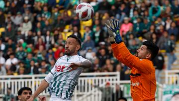El jugador de Santiago Wanderers, Marcelo Cañete, disputa el balón con Álvaro Salazar de A.C. Barnechea durante el partido de Primera División B realizado en el estadio Lucio Fariña de Quillota.