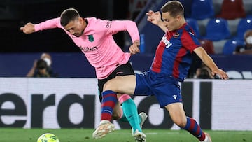 Levante&#039;s Spanish forward Jorge de Frutos (R) vies with Barcelona&#039;s French defender Clement Lenglet during the Spanish league football match Levante UD against FC Barcelona at the Ciutat de Valencia stadium in Valencia on May 11, 2021. (Photo by