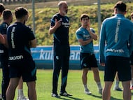 Pellegrino Matarazzo, entrenador de la Real Sociedad, da indicaciones a sus jugadores antes de un entrenamiento en Zubieta. /REAL SOCIEDAD