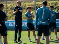 Pellegrino Matarazzo, entrenador de la Real Sociedad, da indicaciones a sus jugadores antes de un entrenamiento en Zubieta. /REAL SOCIEDAD