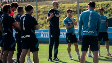 Pellegrino Matarazzo, entrenador de la Real Sociedad, da indicaciones a sus jugadores antes de un entrenamiento en Zubieta. /REAL SOCIEDAD