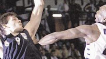 <b>SIN CONCESIONES. </b>Antonis Fotsis intenta evitar un enceste del estadounidense Henry Domercant, alero del Efes Estambul.