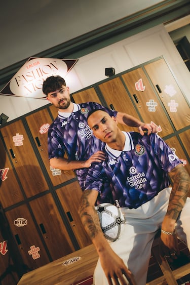 La camiseta está inspirada en la segunda equipación de las temporadas 1991/1992 y 1992/1993 del Real Valladolid, etapa marcada por el llamado “Real Valladolid de los colombianos”, con Pacho Maturana en el banquillo y figuras como Higuita, Valderrama y Leonel Álvarez. Aquel periodo trascendió lo deportivo, proyectando al club a nivel internacional y dejando imágenes icónicas como la escena entre Míchel y Valderrama en el Santiago Bernabéu. El diseño recupera la sublimación integral del escudo y su patrón geométrico rompedor, junto al corte oversize característico de los años 90 y la fidelidad cromática en violeta y blanco, reinterpretados con una mirada actual para reforzar el vínculo entre memoria, personalidad e identidad blanquivioleta.