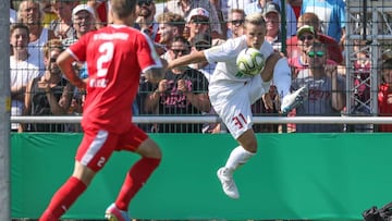 Philipp Max, en un partido con el Augsburgo.