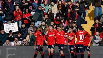 Budimir celebra con sus compañeros su gol ante el Rayo.
