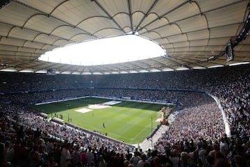 Este estadio de la ciudad de Hamburgo alberga los partidos del Hamburgo SV. Tiene capacidad para 49.000 espectadores.