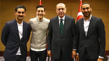 Gundogan y Özil posan con Erdogan