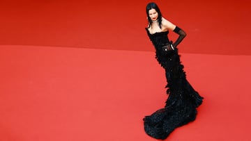 Irina Shayk posa en la alfombra roja durante la proyección de la película "Dossier 137" (Caso 137).