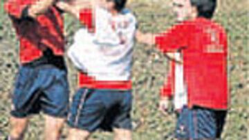 <b>RIFI-RAFE. </b>Llorente y Gurpegi se enzarzaron en el partidillo.