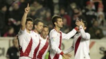 El delantero del Rayo Vallecano Piti, celebra con sus compañeros uno de los dos goles que ha marcado ante el Getafe.