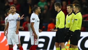 Jugadores del Sevilla protestan al colectivo arbitral tras caer ante el Standard Lieja.