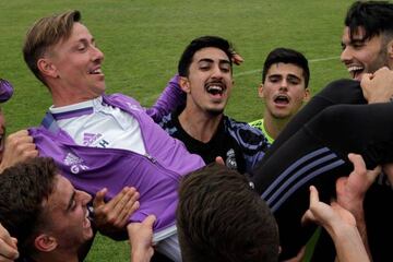 Guti, manteado por sus pupilos del Juvenil A tras conquistar la Copa de Campeones.