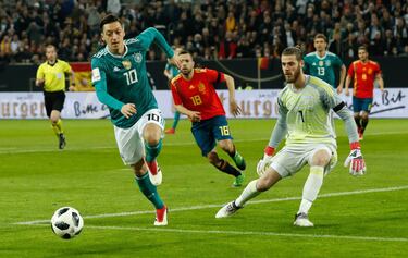 Mesut Ozil y David de Gea.