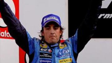 <B>FELIZ. </B>Alonso celebró en el podio un fin de semana perfecto.
