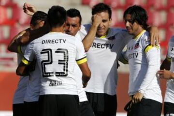 Los jugadores de Colo Colo celebran el gol de Martin Tonso contra Unión La Calera.