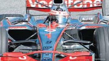 <b>ESPECTACULAR, PERO NO EFECTIVO. </b>El nuevo deflector que cruza el morro delantero no ha paliado la tendencia del coche a perder adherencia del tren anterior.