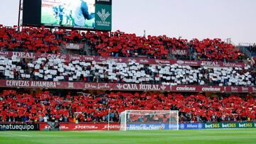 La afición en Los Cármenes.