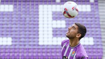 VALLADOLID, 03/09/2024.- El defensa internacional turco Cenk ?zkacar durante su presentaci¨®n como nuevo jugador del Real Valladolid tras su cesi¨®n por el Valencia CF, este martes. EFE/Nacho Gallego