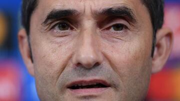 Barcelona's coach Ernesto Valverde from Spain attends a press conference on the eve of the UEFA Champions League football match Juventus Vs Barcelona on November 21, 2017 at the 'Juventus Stadium' in Turin. / AFP PHOTO / MARCO BERTORELLO