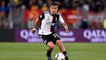 Dybala controla un bal&oacute;n en el partido ante el Roma