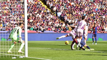 Lamine Yamal lanza una falta y el jugador del Girona Ladislav Krejci marca en propia puerta el 1-0 para el Barcelona. 


