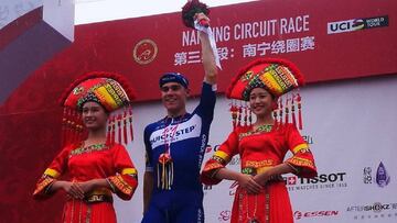 El ciclista holand&eacute;s del Quick-Step Fabio Jakobsen posa en el podio tras ganar la sexta etapa del Tour de Guangxi en Nanning.