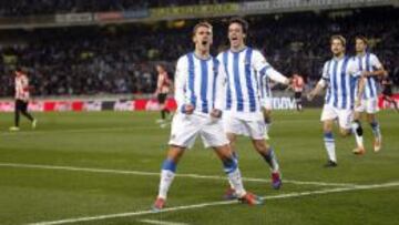 El delantero de la Real Sociedad, Antoine Griezmann, celebra su gol ante el Athletic de Bilbao.