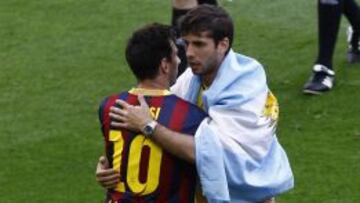 Messi se despide de Insúa en el césped del Camp Nou.