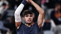 Spain's Carlos Alcaraz Garfia celebrates after winning his men's singles match against US Sebastian Korda on Court Philippe-Chatrier on day six of the French Open tennis tournament at the Roland Garros Complex in Paris on May 31, 2024. (Photo by Anne-Christine POUJOULAT / AFP)