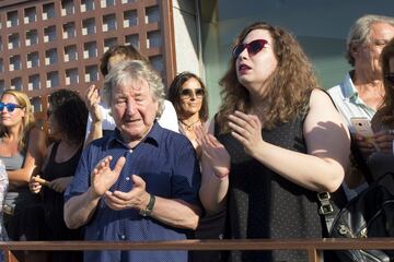 Manolo Nieto, familiares y amigos durante el homenaje que los motoristas han rendido a Ángel Nieto.