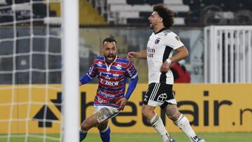 AMDEP987. SANTIAGO (CHILE), 25/05/2022.- Moises (i) de Fortaleza celebra un gol hoy, en un partido de la Copa Libertadores entre Colo Colo y Fortaleza en el estadio Monumental en Santiago (Chile). EFE/Elvis González
