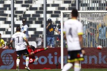 El jugador de Colo Colo Martin Rodriguez, fuera de la foto, marca su gol contra Universidad de Chile durante el partido de primera division disputado en el estadio Monumental de Santiago, Chile.