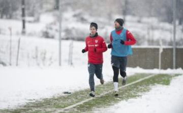 Carreras, peleas con bolas de nieve... Además del duro trabajo también hay tiempo para divertirse.