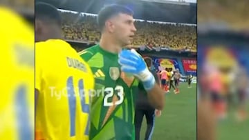 Dibu Martínez golpea la cámara tras perder contra Colombia