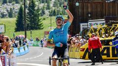 Denmark&#039;s Jakob Fuglsang celebrates as he crosses the finish line at the end of the 115 km eighth and last stage of the 69th edition of the Criterium du Dauphine cycling race on June 11, 2017 between Albertville and the Plateau de Solaison in Brison, French Alps. / AFP PHOTO / PHILIPPE LOPEZ