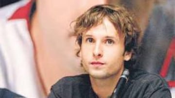 <b>A LA AMERICANA. </b>Raúl López desató pasiones en su multitudinaria presentación de anoche, en Girona.